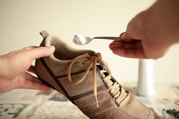 Tips Menghilangkan Bau Pada Sepatu