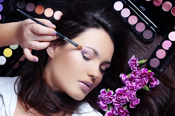 5 Trik Makeup Mengatasi Wajah Tampak Lesu