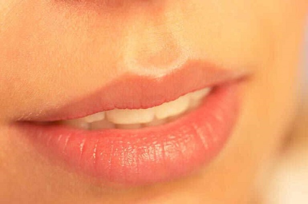 Cara Alami Memerahkan Bibir yang Gelap