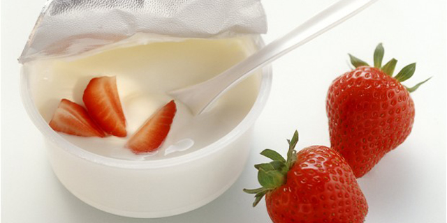 AF5J2M A pot of natural yoghurt with fresh strawberries and spoon