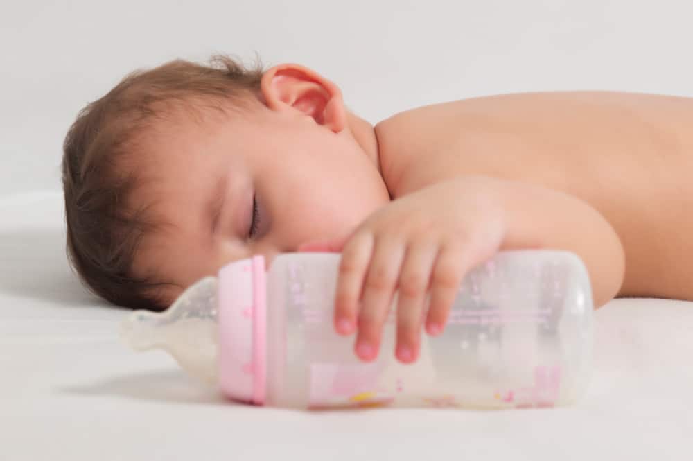 bayi tidur dengan botol susu